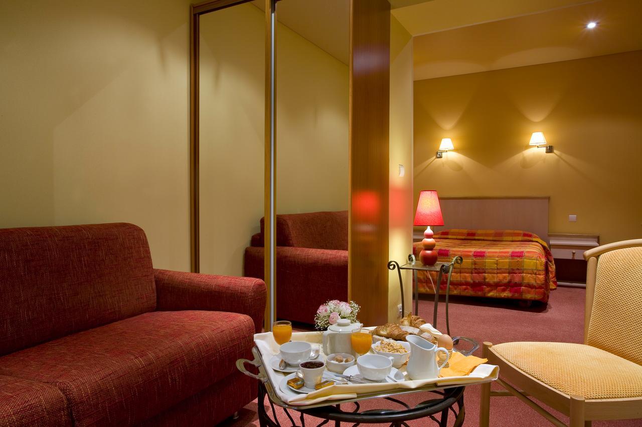 Hotel Restaurant Le Parc Moulins  Ngoại thất bức ảnh